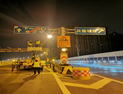 商洛郑州市北三环彩虹桥交通标志牌安装现场